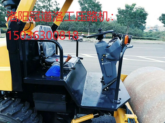 洛陽冠道洛工4噸壓路機.jpg 4噸壓路機
